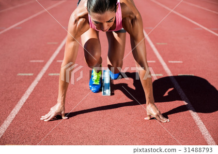 Female athlete ready to run Female athlete ready to run 31488793
