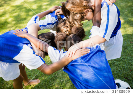 Overhead view of soccer team forming huddle 31488909