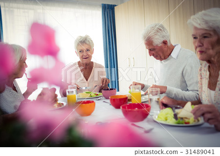 Pensioners at lunch 31489041