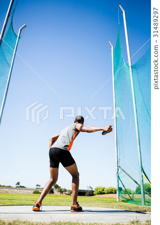 Athlete about to throw a discus 31489297
