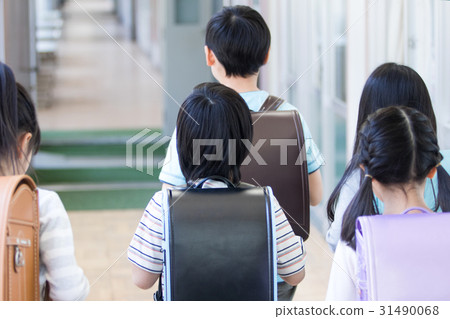 Elementary school student carrying a school bag 31490068