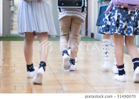 背著書包的小學生 31490070