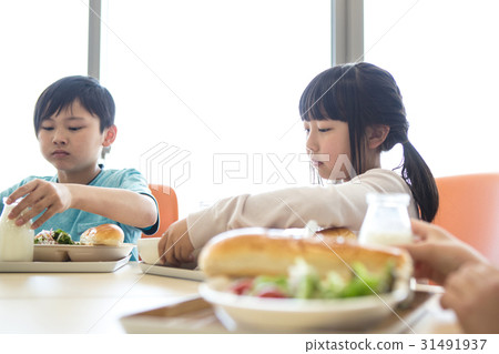 Elementary school students who eat lunch 31491937