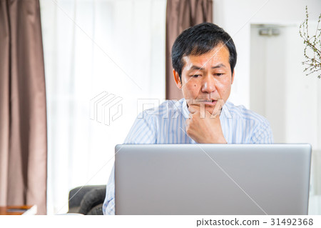 看著一個中年男子中年和中年男士休閒服男裝的男士們 看著一個中年男子中年和中年男士休閒服男裝的男士們 31492368