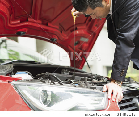 Car trouble middle businessman 31493113