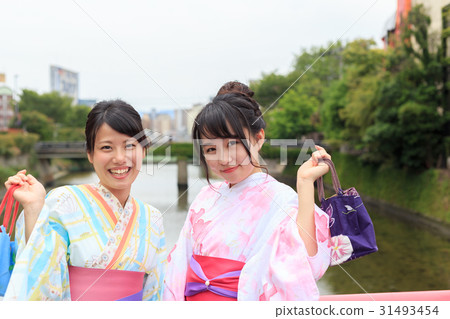 夏天圖像享用在一座紅色橋樑的欄杆的yukata樂趣的小姐 31493454