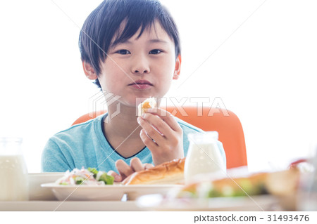 Elementary school students who eat lunch Elementary school students who eat lunch 31493476