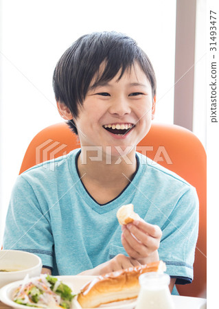 Elementary school students who eat lunch 31493477