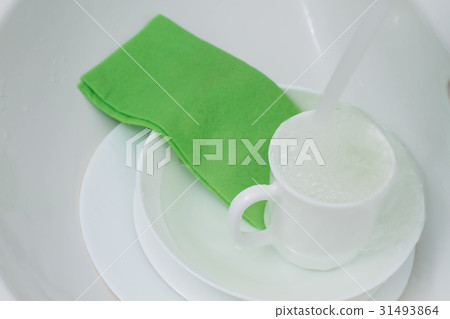 clean white dishes clean white dishes 31493864