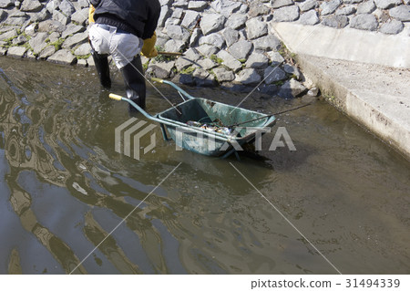 Cleaning the river 31494339