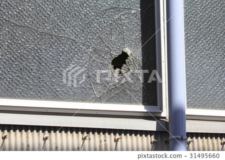 破裂的倉庫玻璃窗 31495660