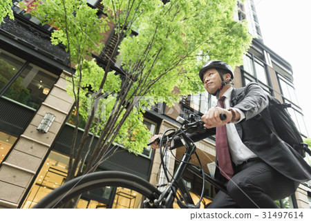 Middle businessman bicycle 31497614