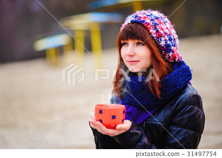 Young woman drinking coffee from her thermos 31497754
