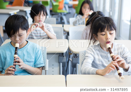 Elementary school student who blows recorder 31497895