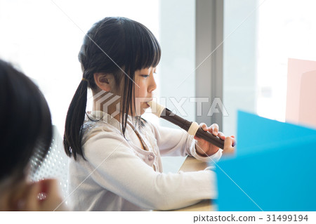 Elementary school student who blows recorder Elementary school student who blows recorder 31499194