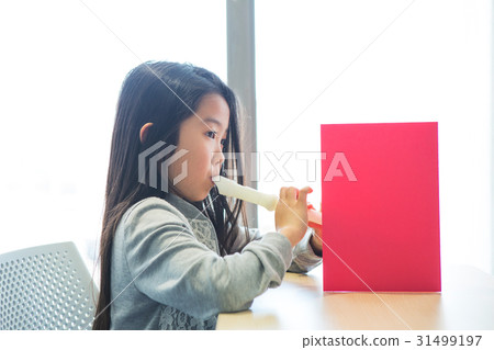 Elementary school student who blows recorder Elementary school student who blows recorder 31499197