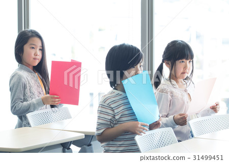 Elementary school student under the music room class Elementary school student under the music room class 31499451