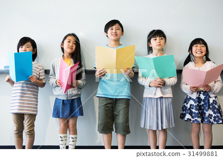 音樂室課下的小學生 音樂室課下的小學生 31499881