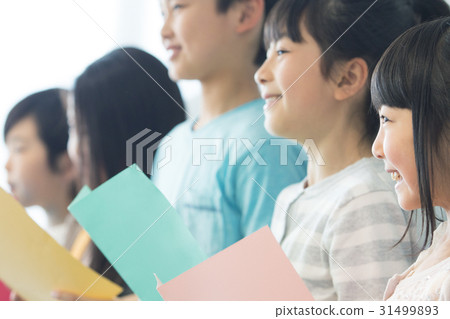 音樂室課下的小學生 音樂室課下的小學生 31499893