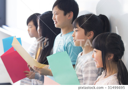 Elementary school student under the music room class 31499895