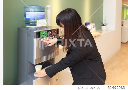 與咖啡服務器的企業圖像OL飲用的茶 與咖啡服務器的企業圖像OL飲用的茶 31499983