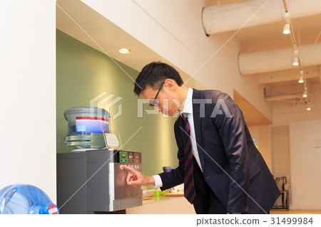 企業圖像喝與咖啡服務器的商人茶 企業圖像喝與咖啡服務器的商人茶 31499984