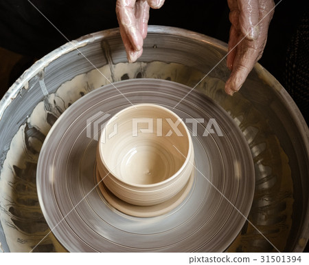 Hands of the master potter and vase of clay  31501394