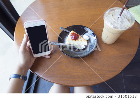 woman hand using smart phone in coffee shop woman hand using smart phone in coffee shop 31501518