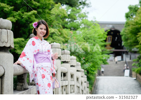young asian woman wearing kimono  31502327