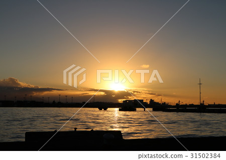 The falling sun of Papeete 31502384