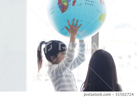 Elementary school student with globe 31502724