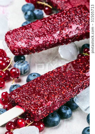 fruit Popsicle with raspberries and blueberries   31505713