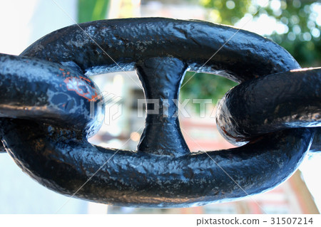 Black and big stretched chain. 31507214
