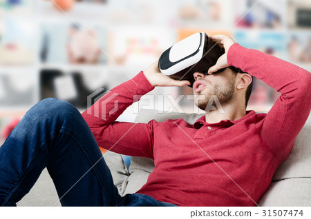 The man is excited about the VR glasses 31507474