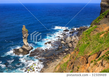 Girl 's school rock from the silky path. 31509489