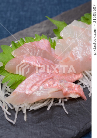 Delicious gold eye snapper and sweet bream sashimi 31509607