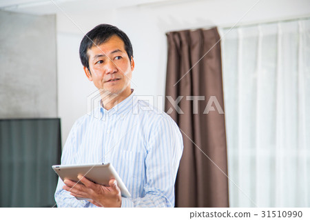 Looking at tablet terminal middle-aged male middle generation middle-aged and short-daughter male casual casual clothing men 31510990