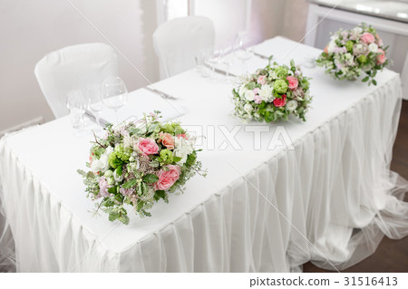 table setting, festive tables ready for guests. table setting, festive tables ready for guests. 31516413