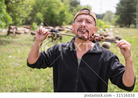 Man gladly eat meat 31516838