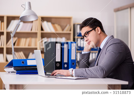 Businessman working in the office 31518873