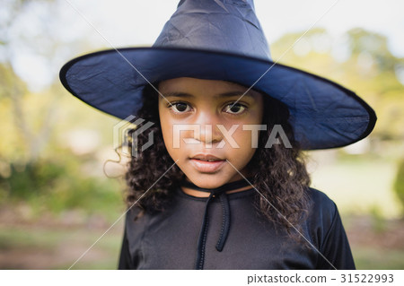 Portrait of cute girl dressing up as witch 31522993