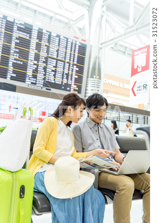 中間夫婦,旅行,機場 中間夫婦,旅行,機場 31523072