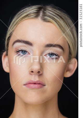 Portrait of woman posing for the camera 31523181