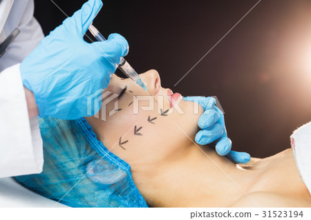 Woman receiving botox injection on her lips 31523194