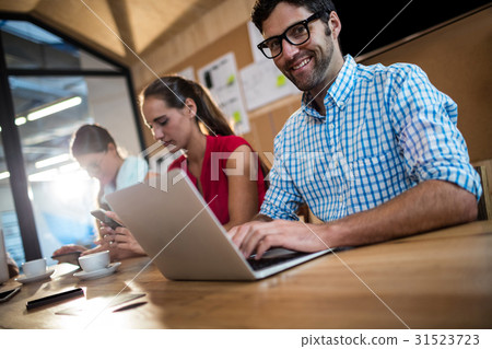 Casual business team using technology Casual business team using technology 31523723