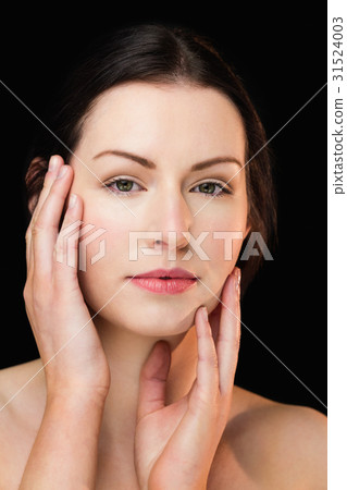 Portrait of woman posing for the camera Portrait of woman posing for the camera 31524003