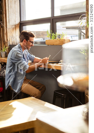 Man using a smartphone 31524090