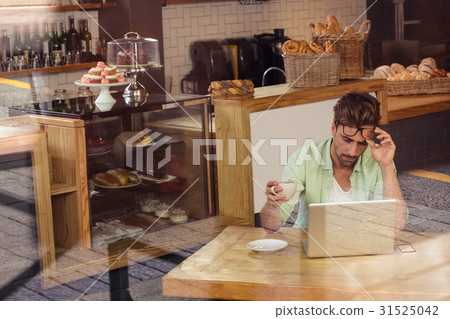 Hipster using a laptop 31525042