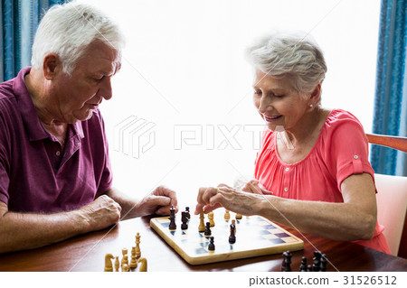 Senior couple playing chess 31526512