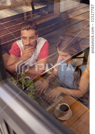 Concentrated couple using a laptop 31527787